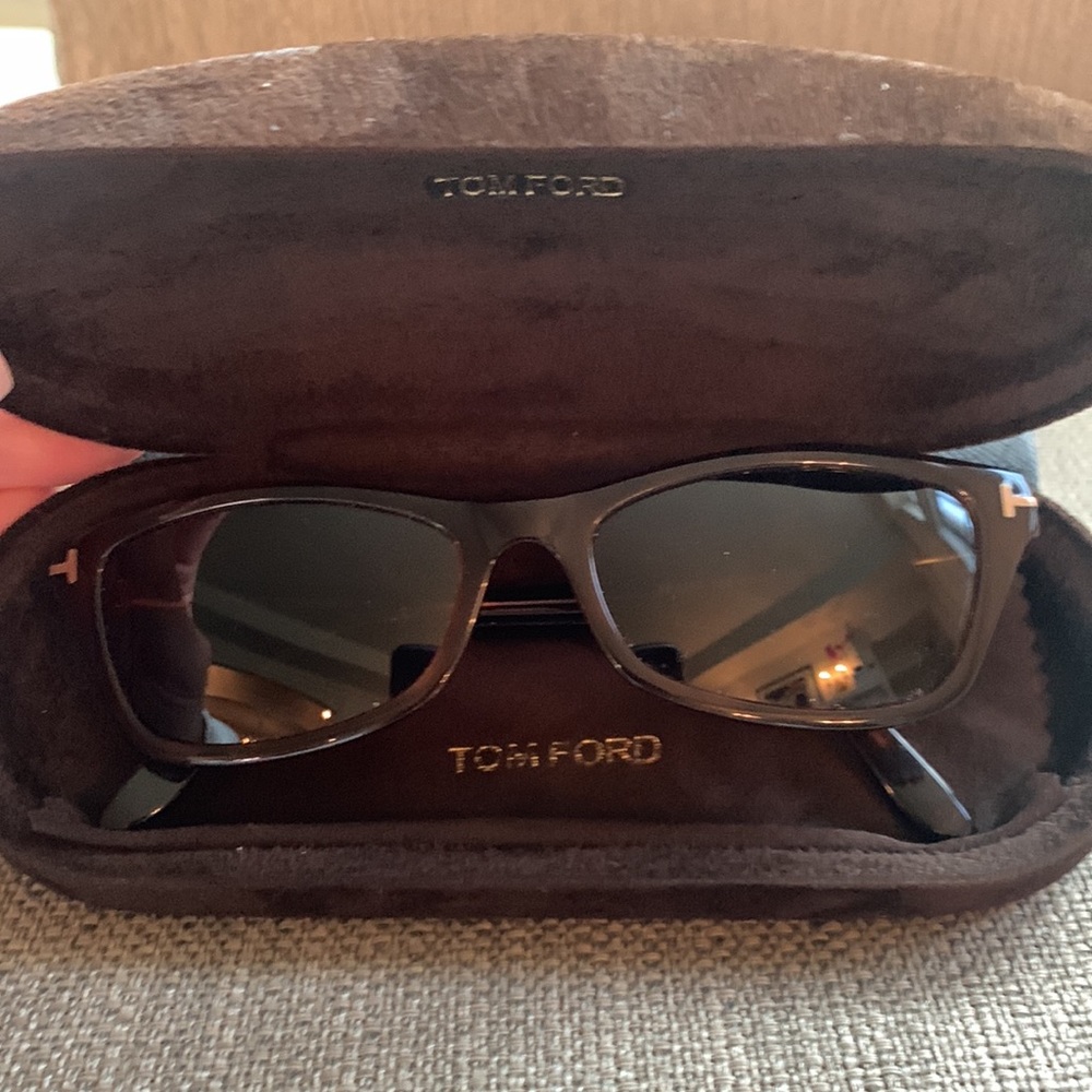 Tom Ford Women’s sunglasses.  Tortoise shell with gold accent. - Picture 5 of 6